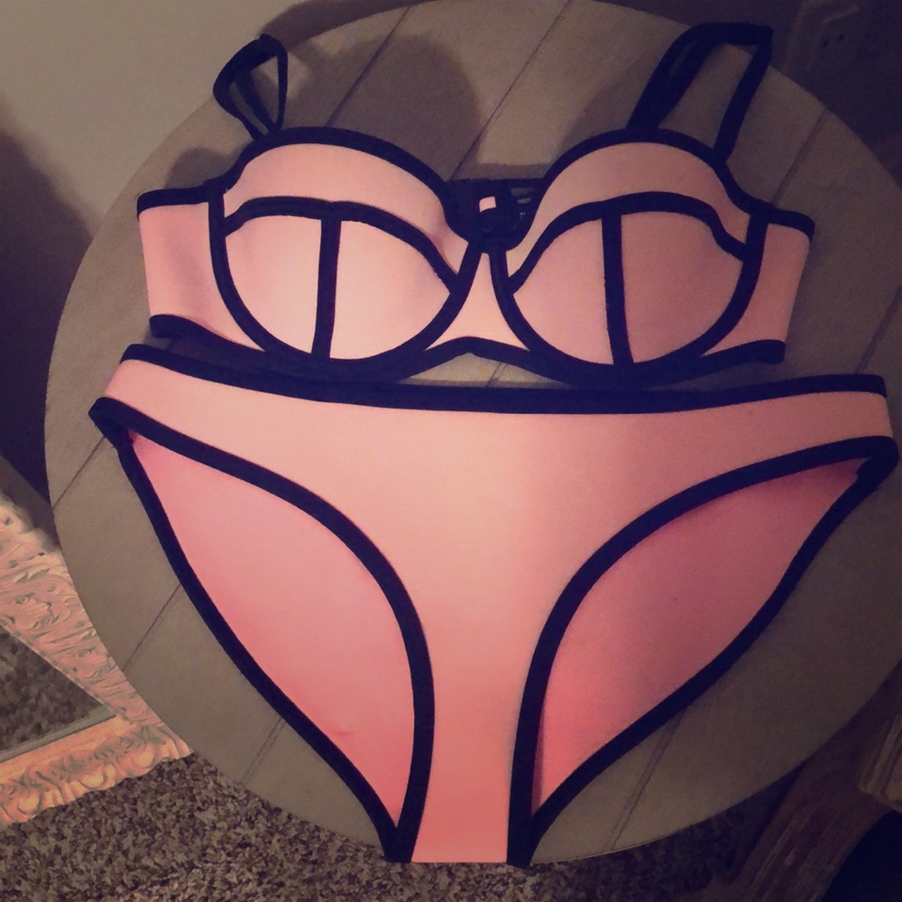TRIANGL pink